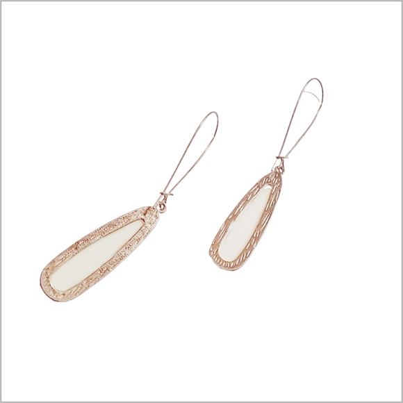 👣4/$20 ~ Gold Tone Dangling Earrings and Light Cream Stones with Faux Gold Dust - Picture 6 of 6